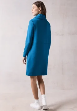 Robe à grand col