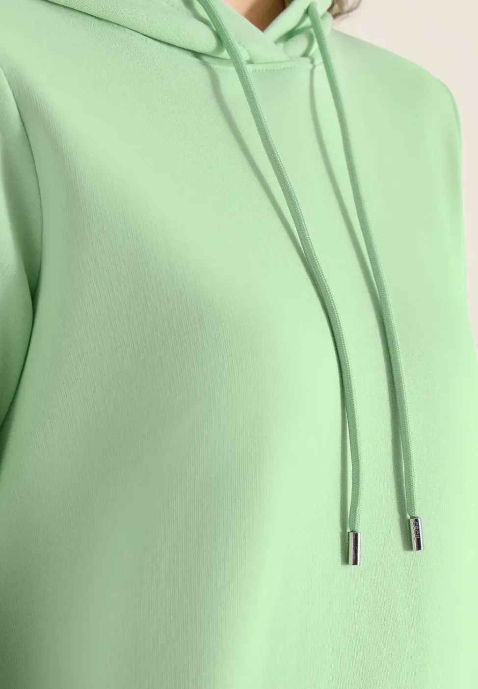 Robe à longueur de genou avec capuche