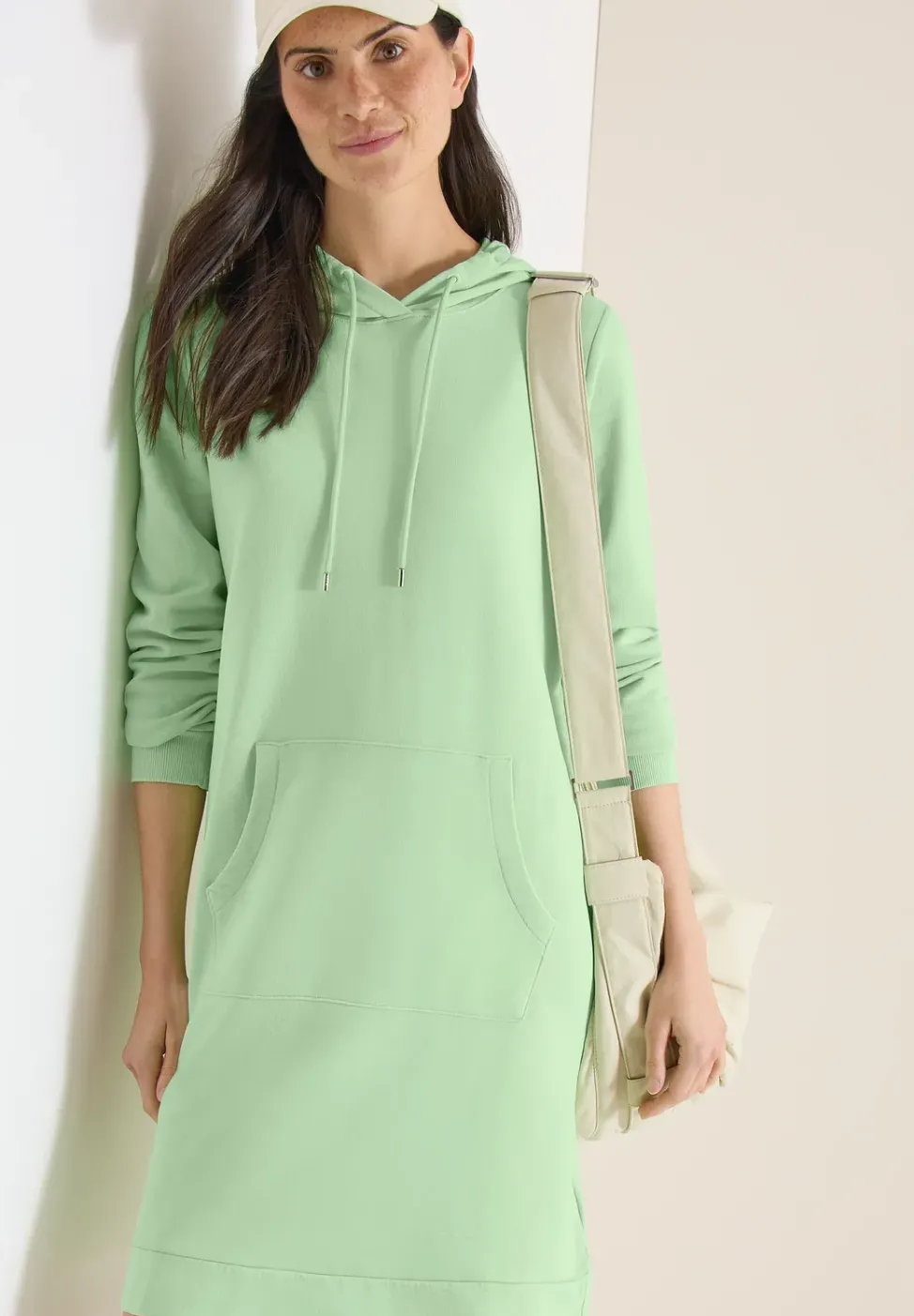 Robe à longueur de genou avec capuche
