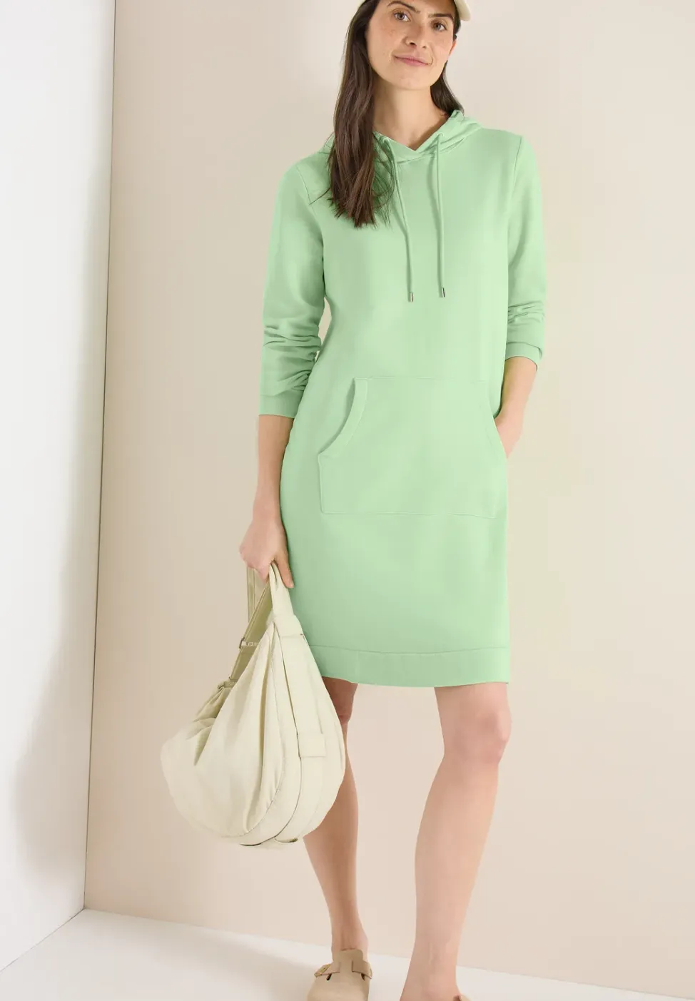 Robe à longueur de genou avec capuche