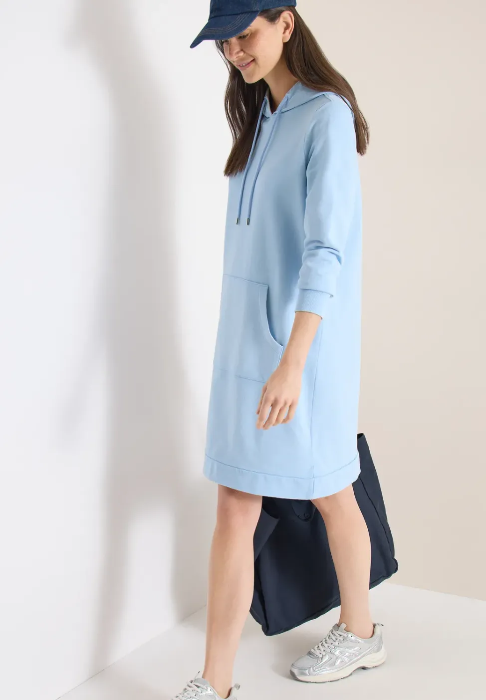 Robe à longueur de genou avec capuche
