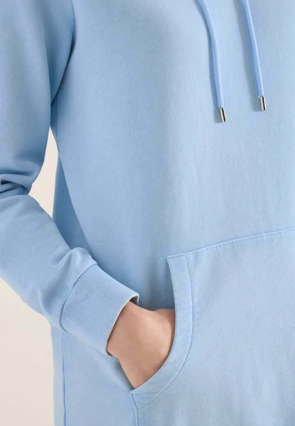 Robe à longueur de genou avec capuche