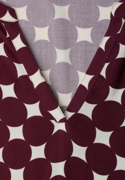 Robe à longueur de genou avec col fendu et imprimé