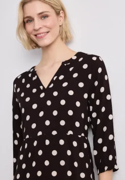 Robe à longueur de genou avec col fendu et imprimé