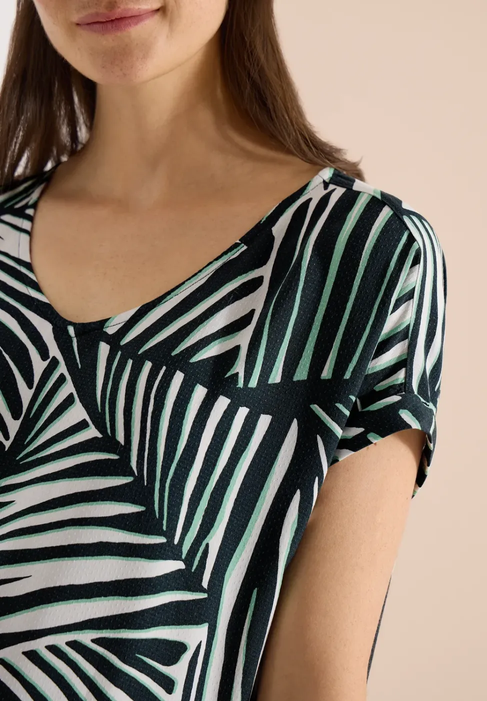 Robe à longueur de genou avec col en V arrondi