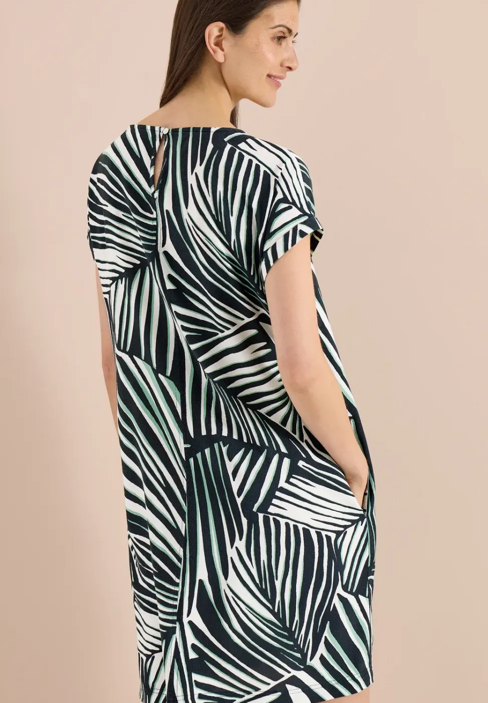 Robe à longueur de genou avec col en V arrondi