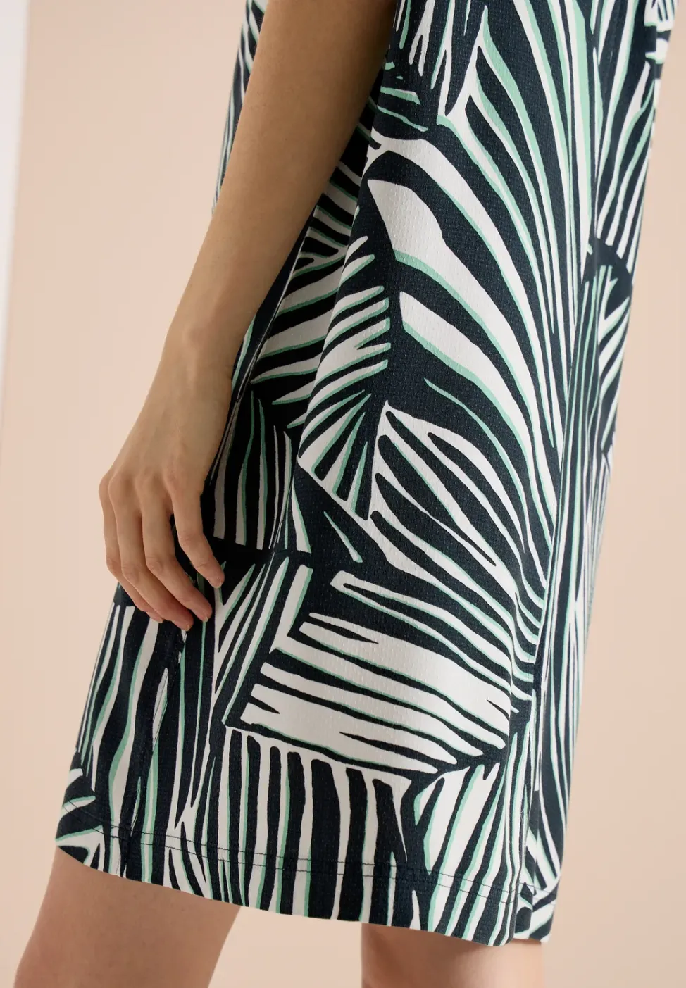 Robe à longueur de genou avec col en V arrondi