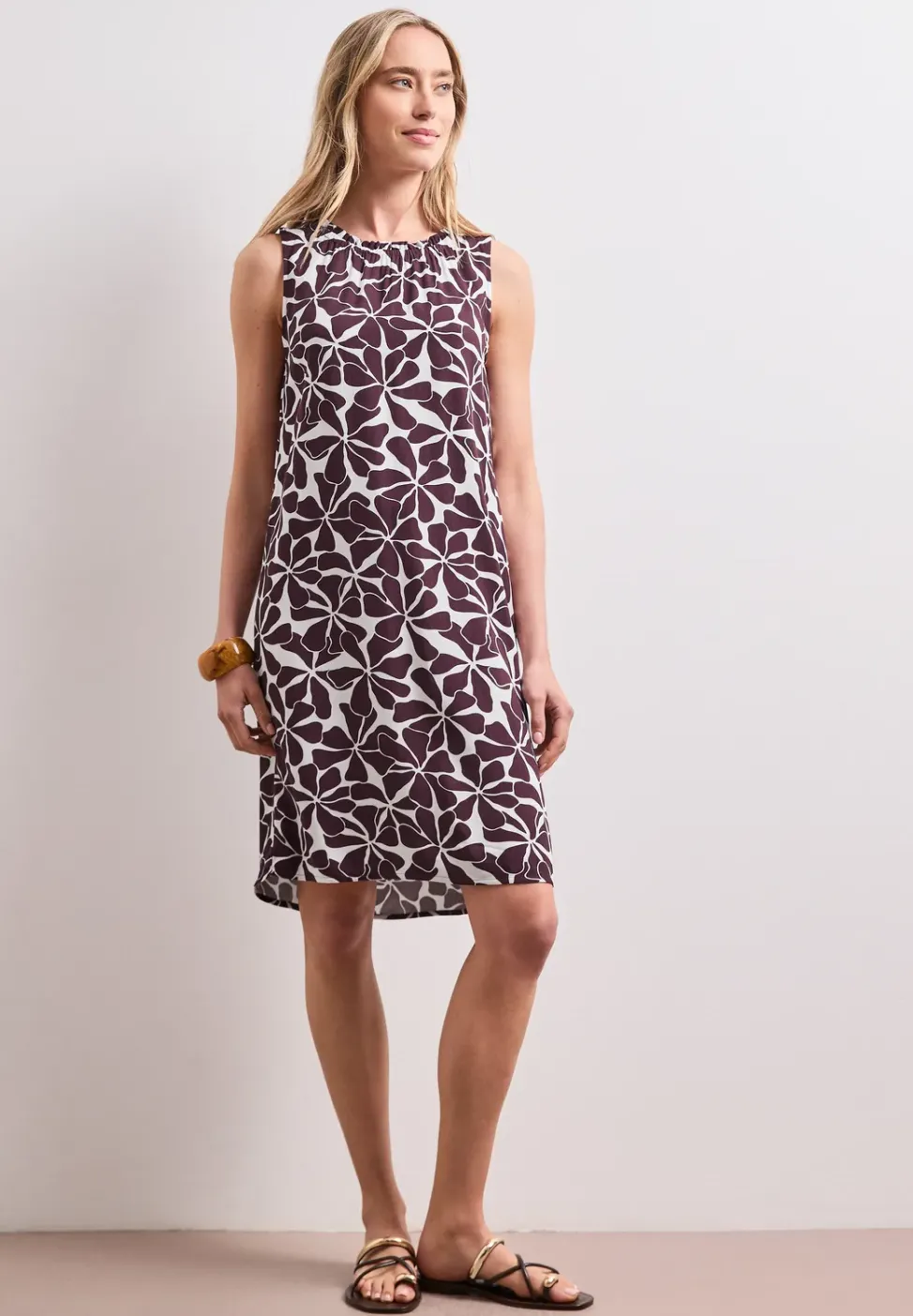 Robe à longueur de genou et col rond