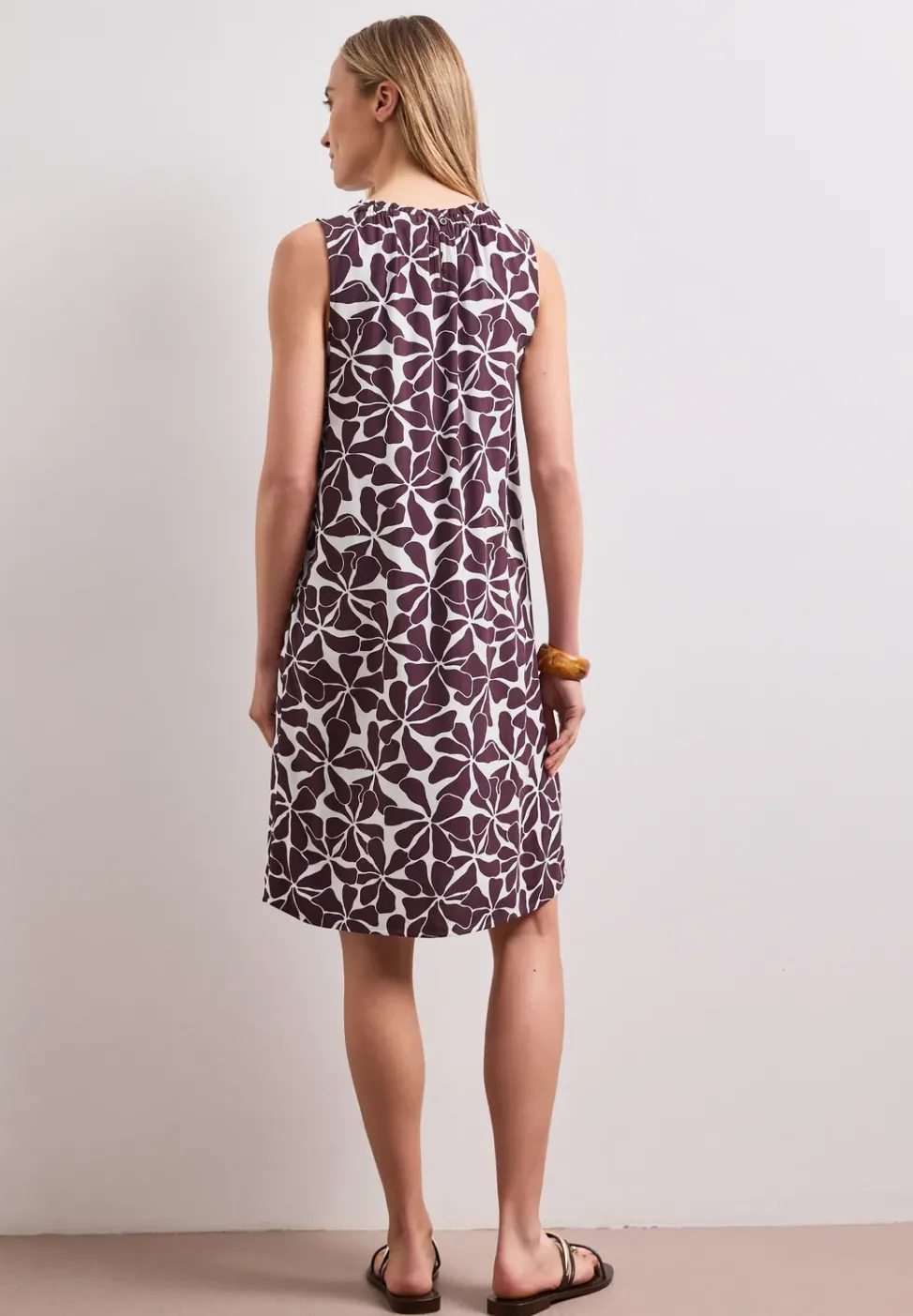 Robe à longueur de genou et col rond