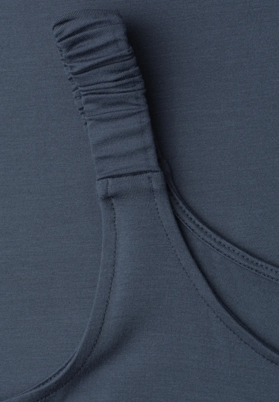 Robe longueur genou avec bretelles froncées