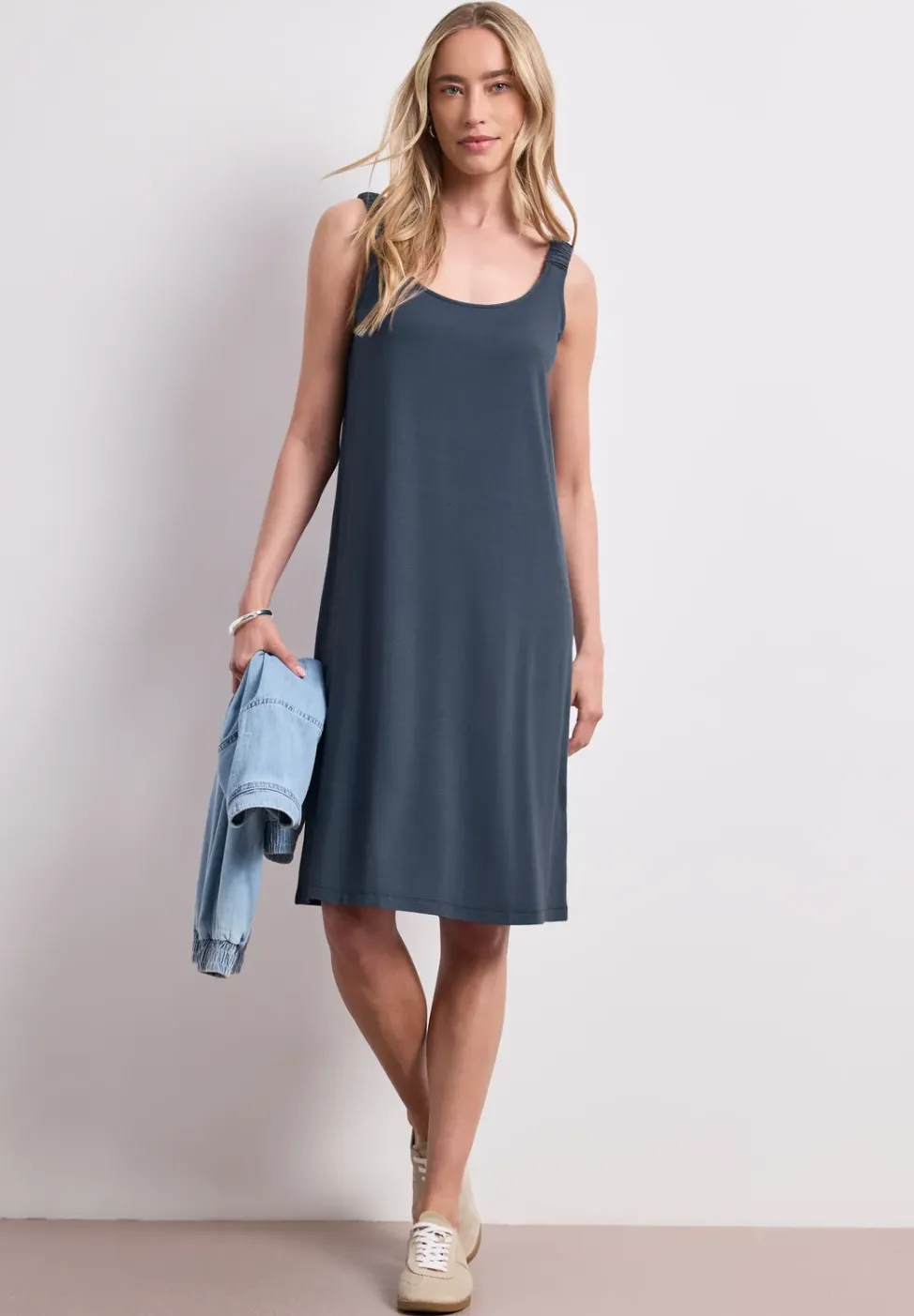 Robe longueur genou avec bretelles froncées