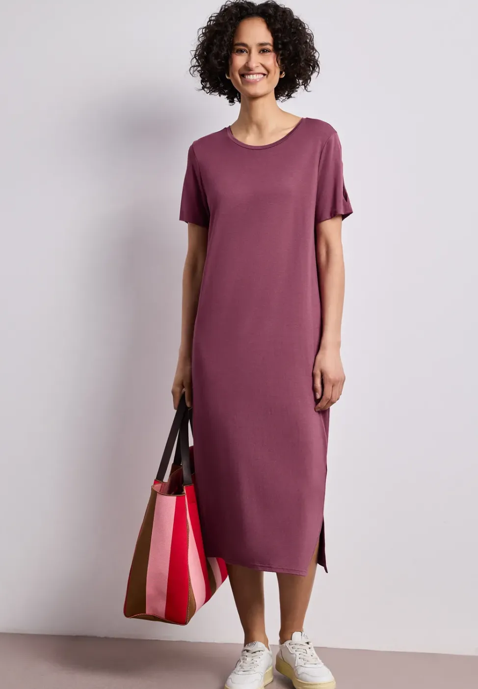 Robe midi à manches courtes avec détail de fente