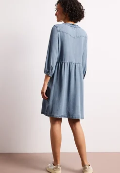 Robe à volants, longueur genou, look denim