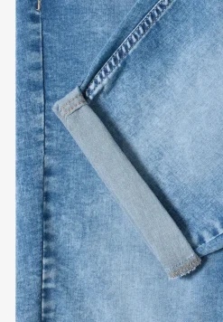 Short en jean jambes droites et coupe slim