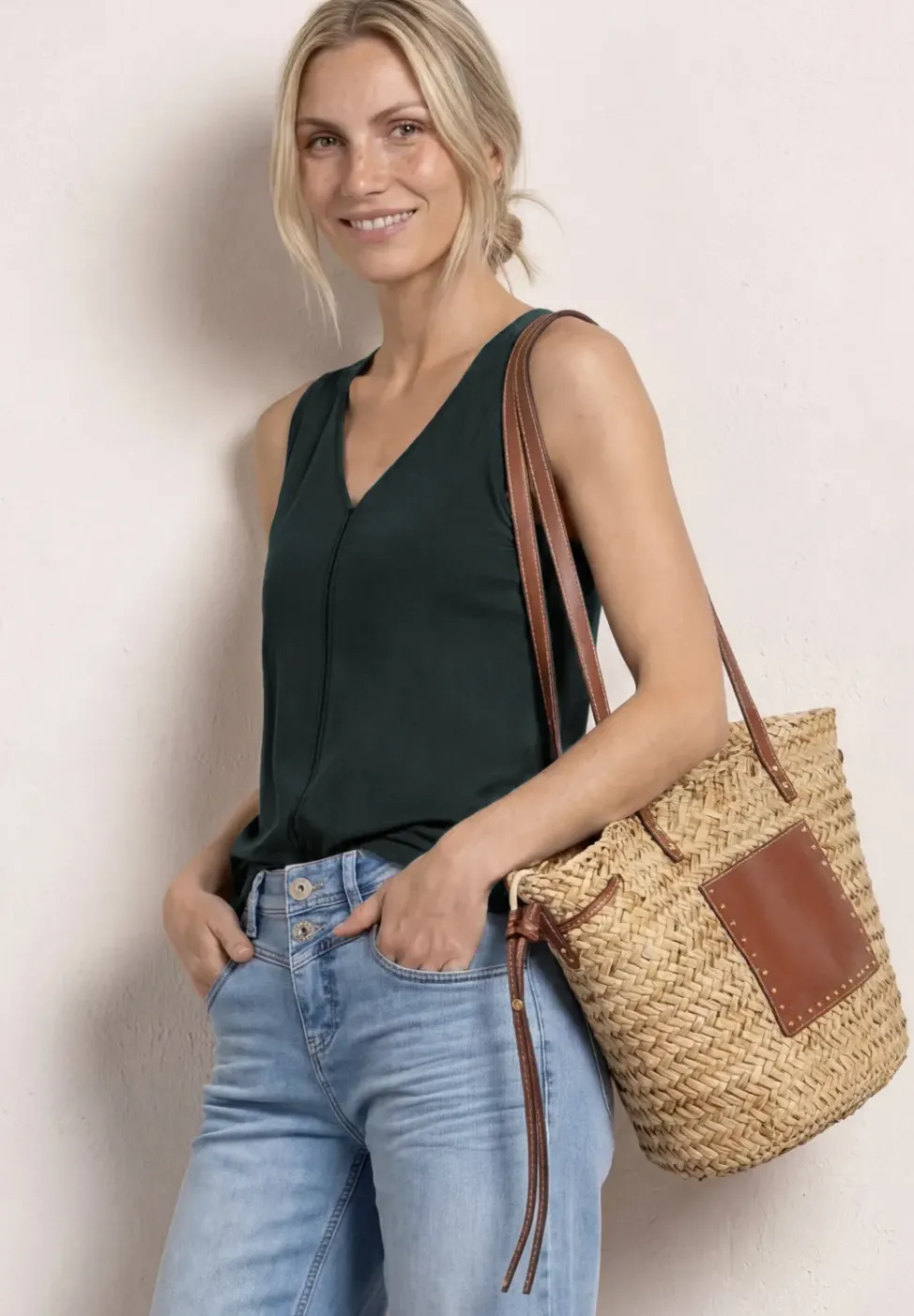 Top à bretelles à col en V avec bande crochetée