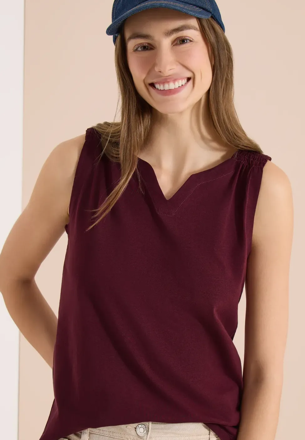 Top en couleur unie à encolure fendue