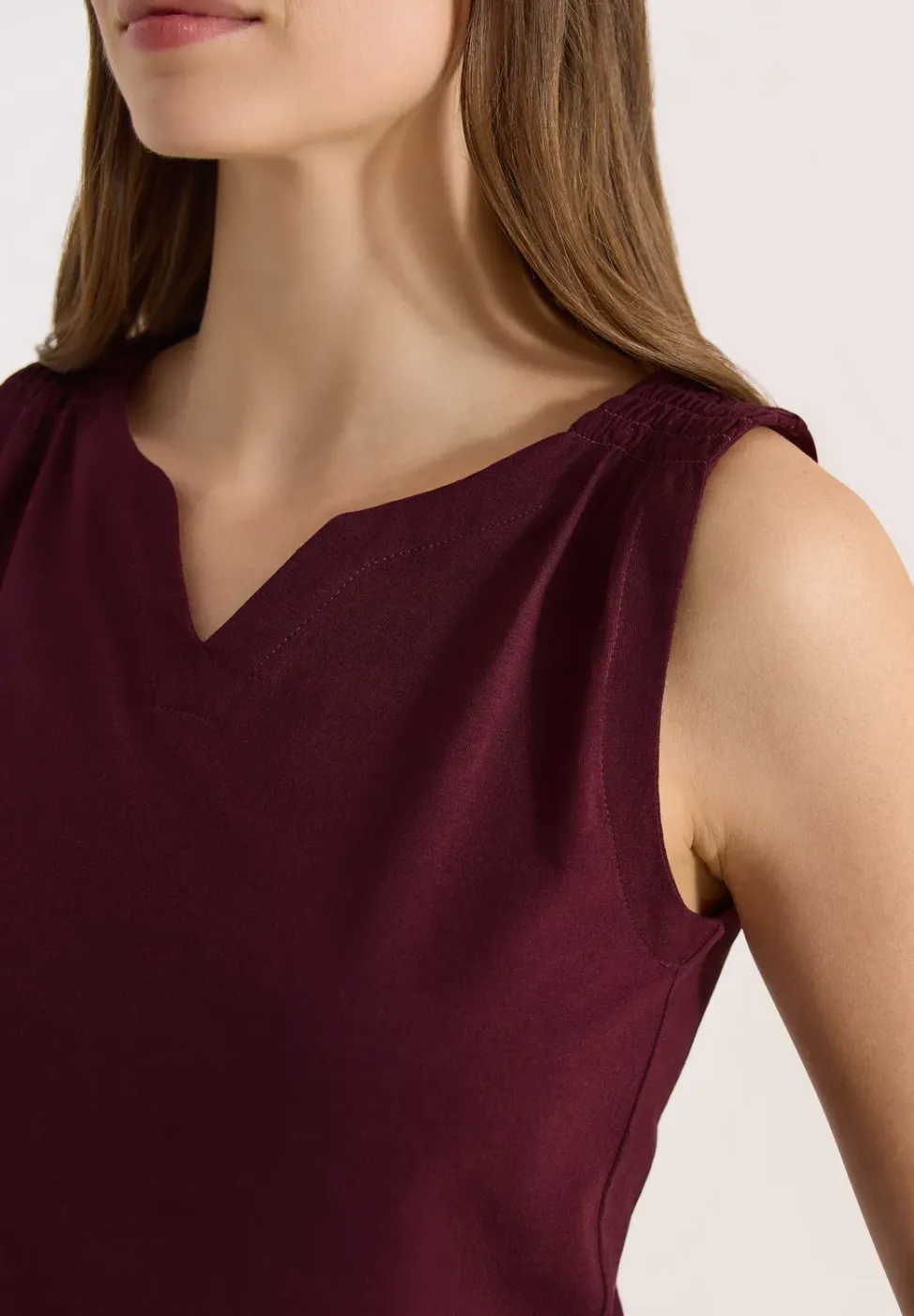 Top en couleur unie à encolure fendue