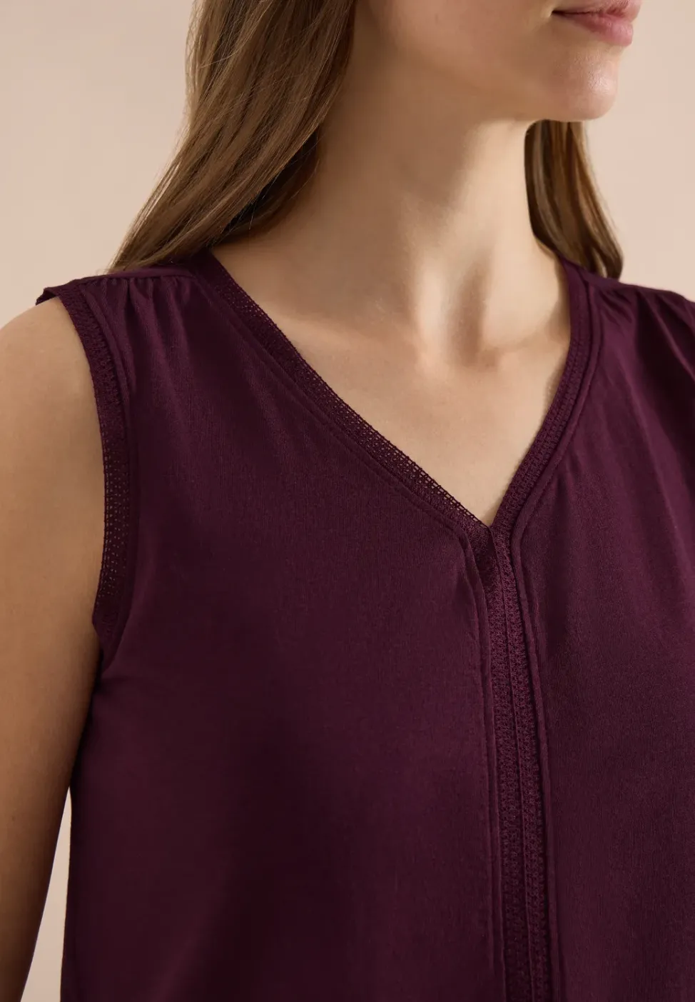 Top avec col en V et bande crocheté
