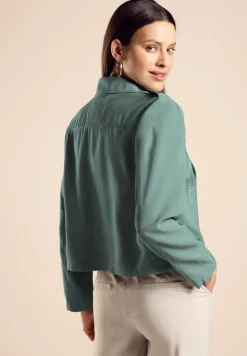 Trench-coat court
