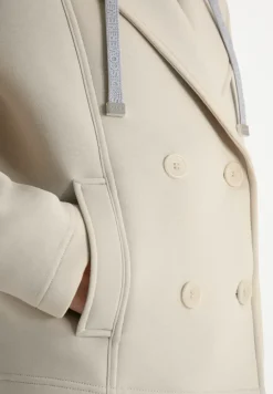 Trench-coat court