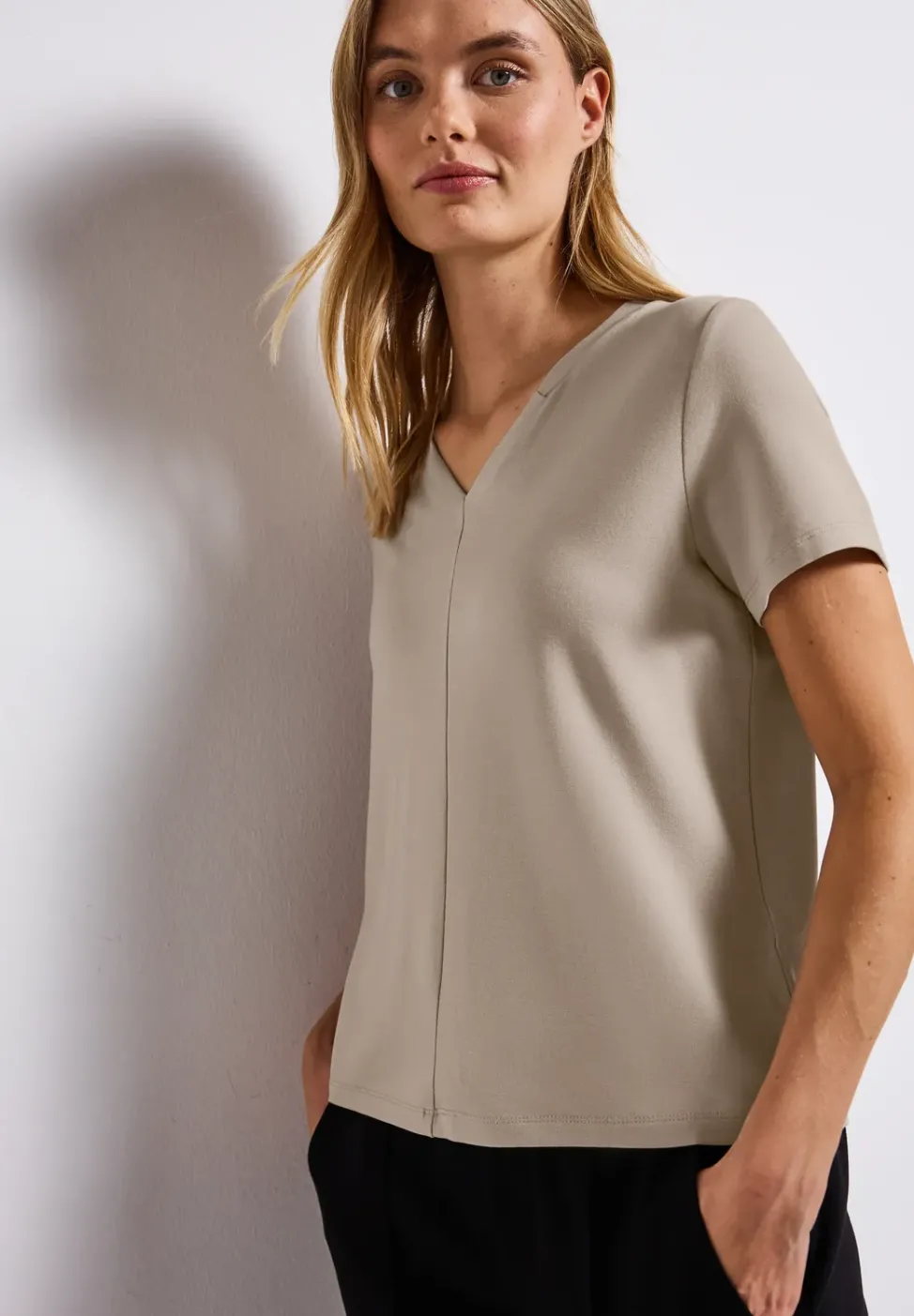 T-shirt à col en V