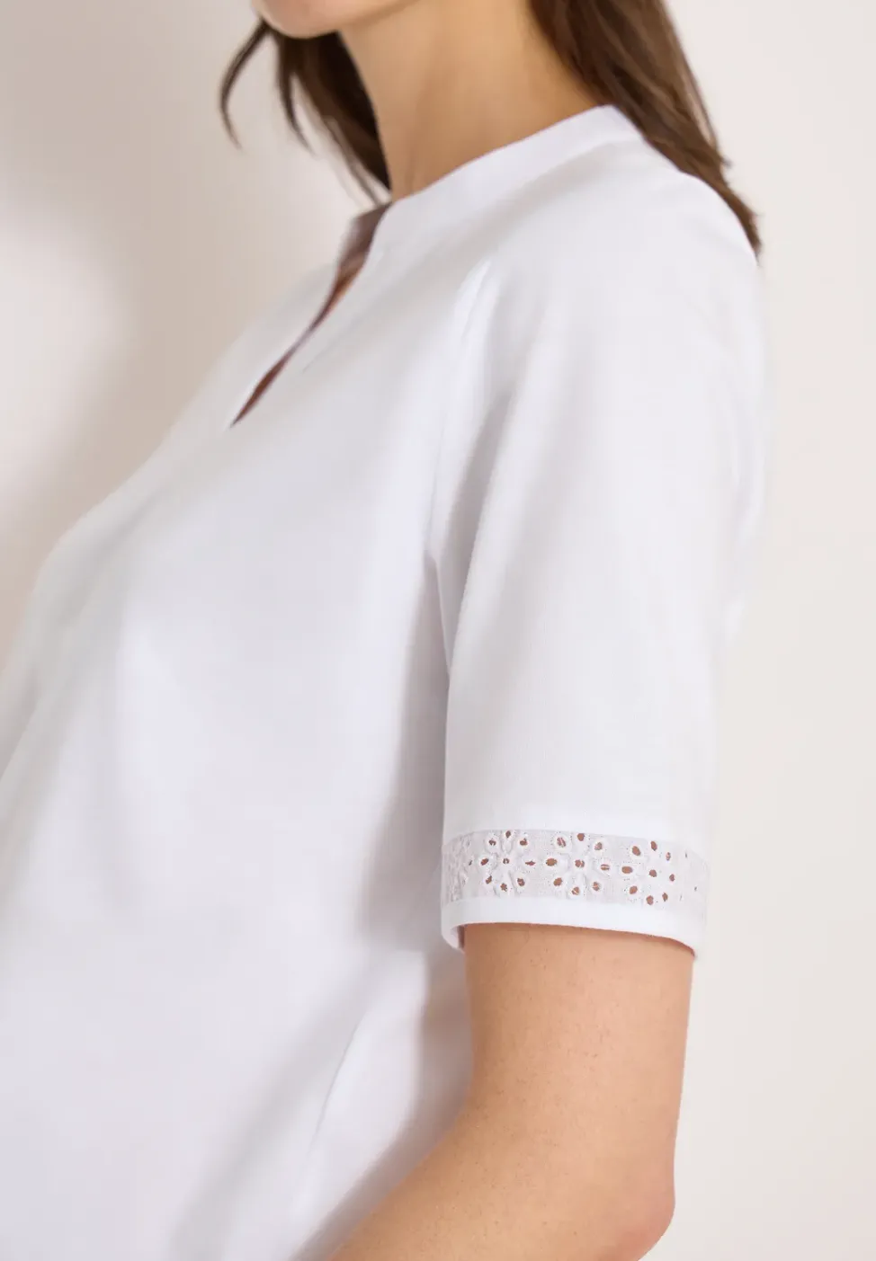 T-shirt à col fendu avec bande crocheté
