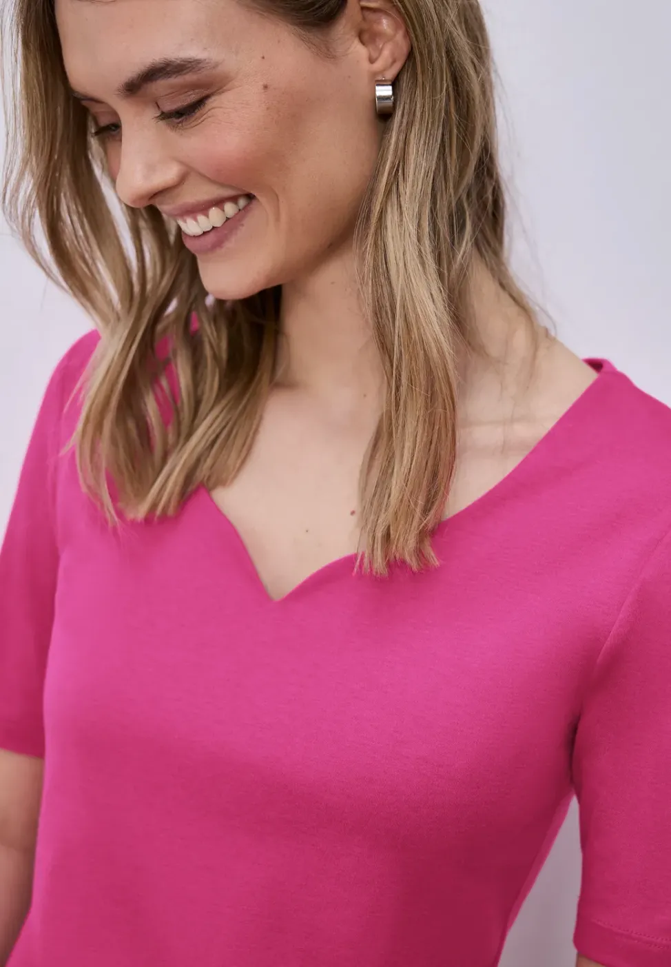 T-shirt à manches courtes avec encolure en cœur