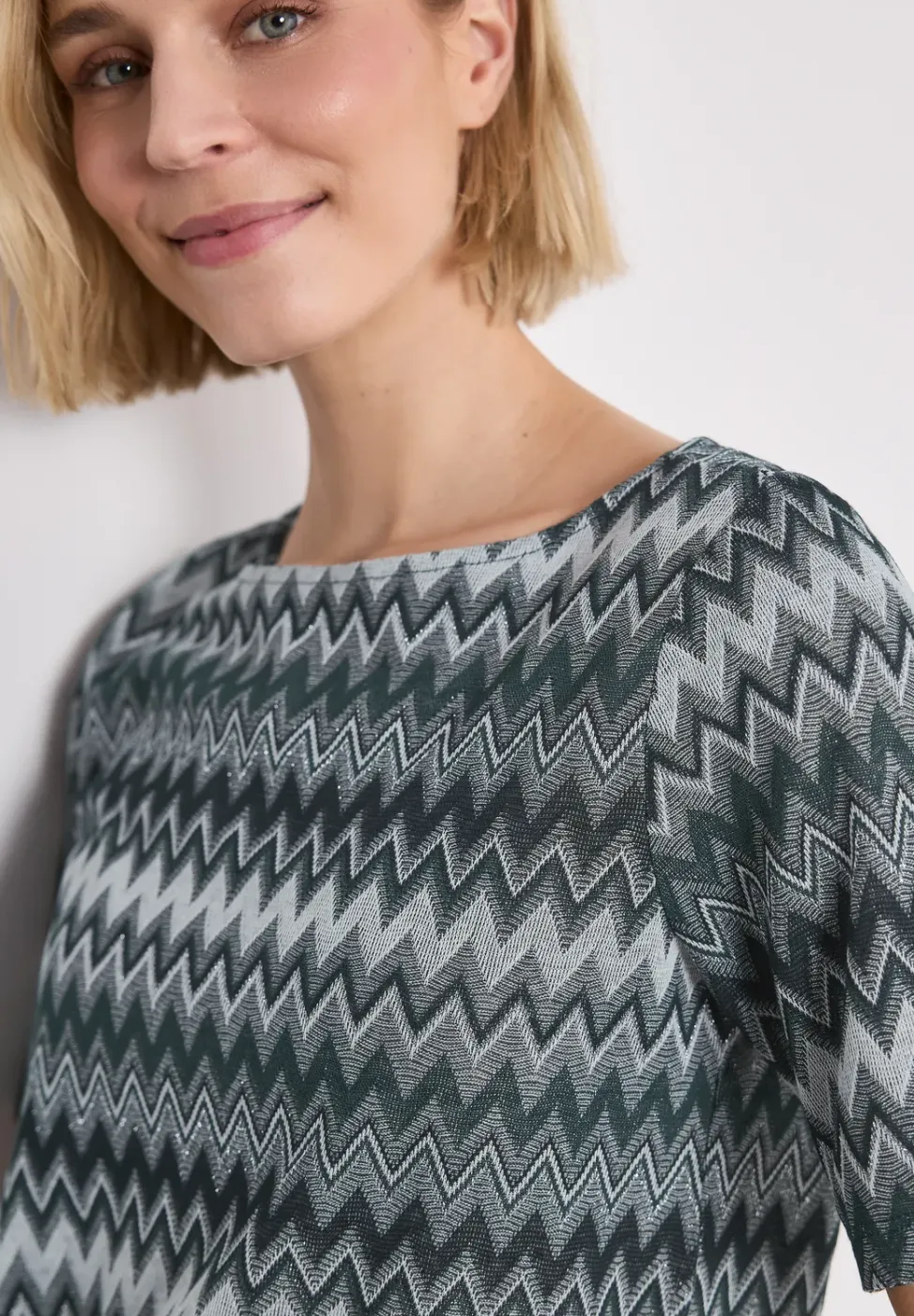 T-shirt avec boatneck et imprimé en zigzag
