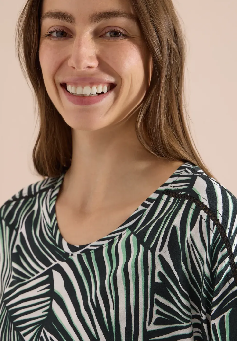 T-shirt avec col en V et détail en dentelle