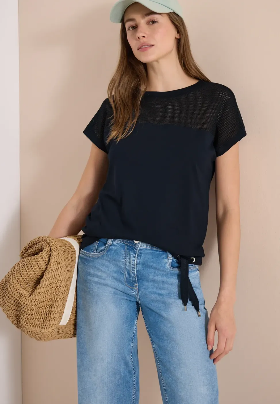 T-shirt avec boatneck et insert en mesh