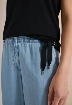 T-shirt avec boatneck et insert en mesh