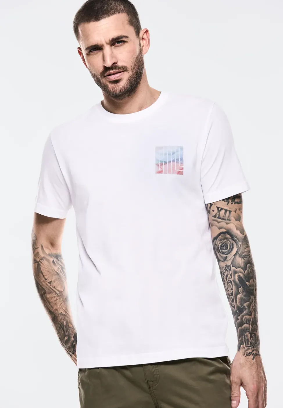 T-shirt avec imprimé sur la poitrine