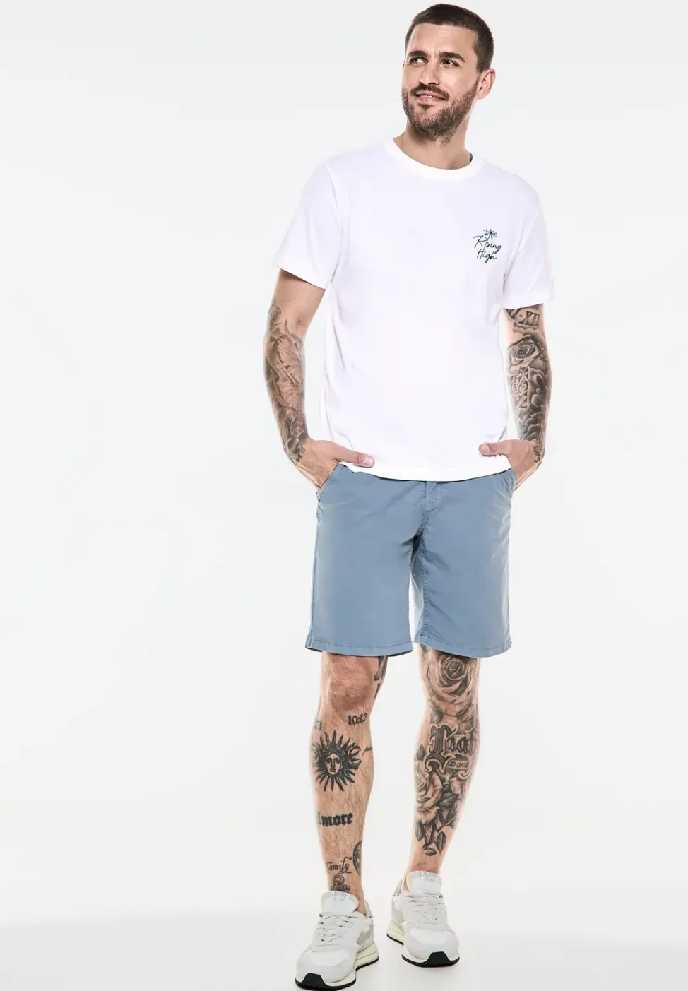T-shirt avec imprimé sur la poitrine