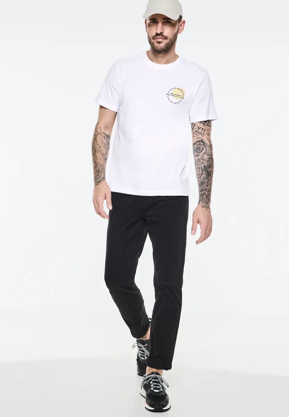T-shirt avec imprimé sur la poitrine