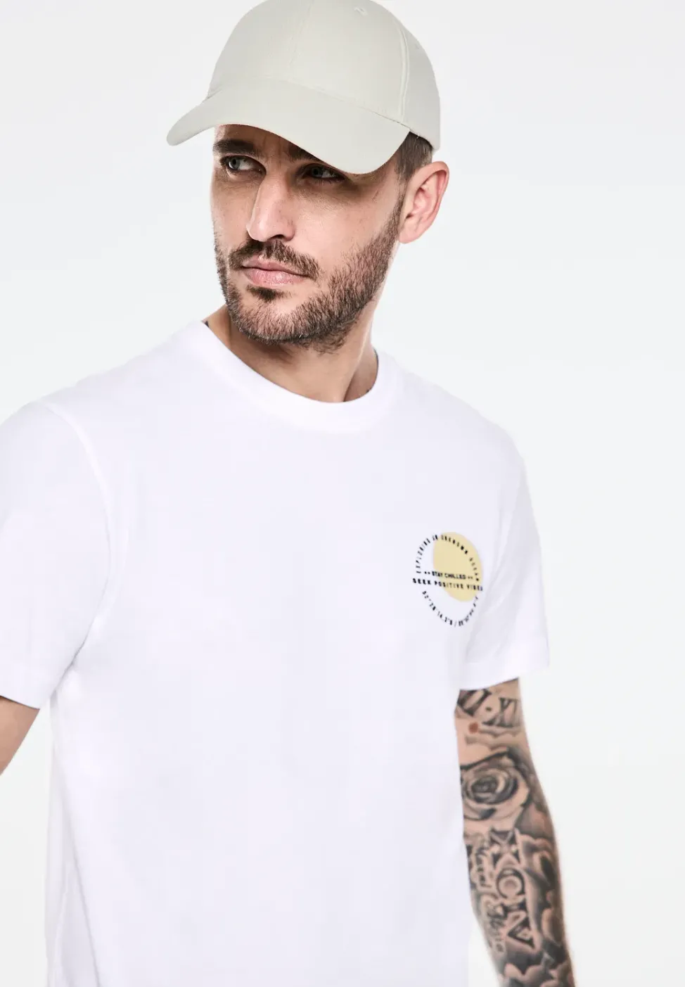 T-shirt avec imprimé sur la poitrine