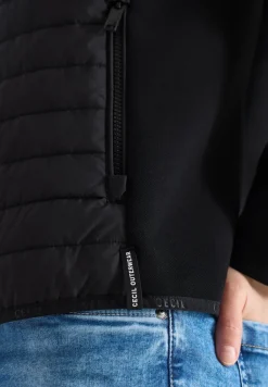 Veste avec un mélange de structures et une capuche