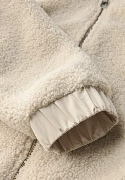 Veste courte en peluche