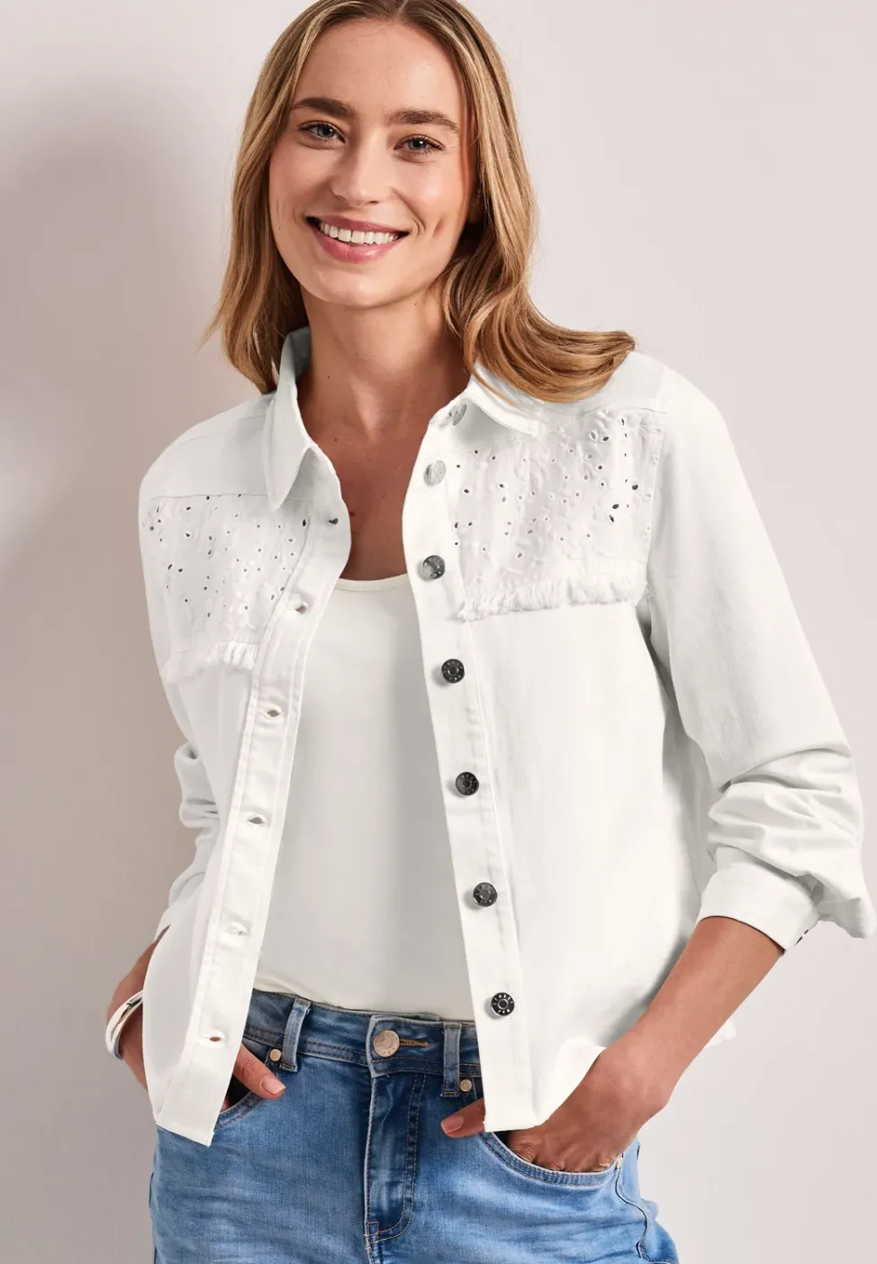 Veste en jean avec boutons et broderie