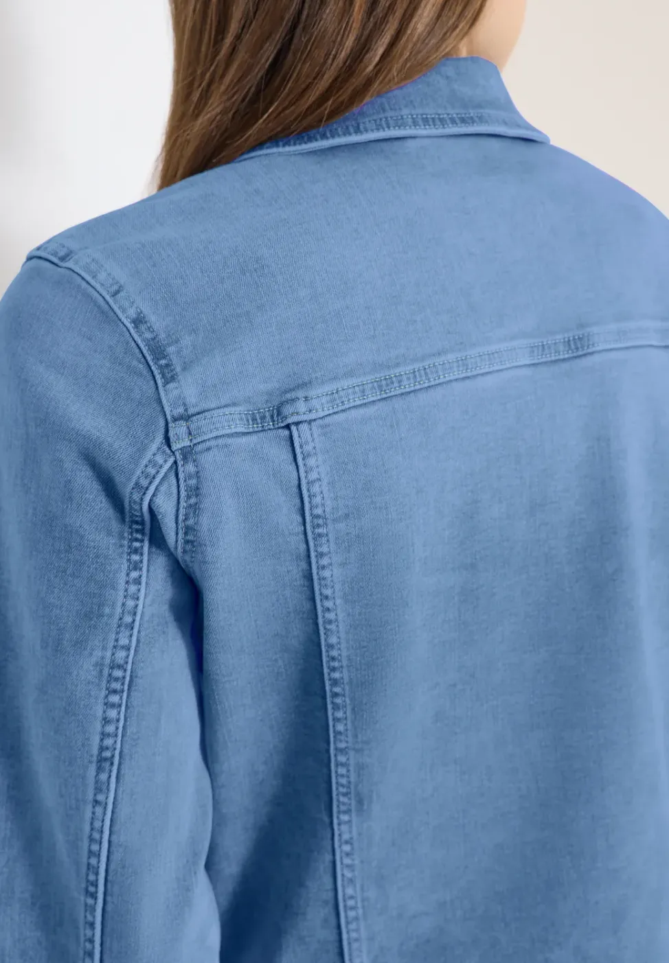 Veste en jean avec poches poitrine et boutons