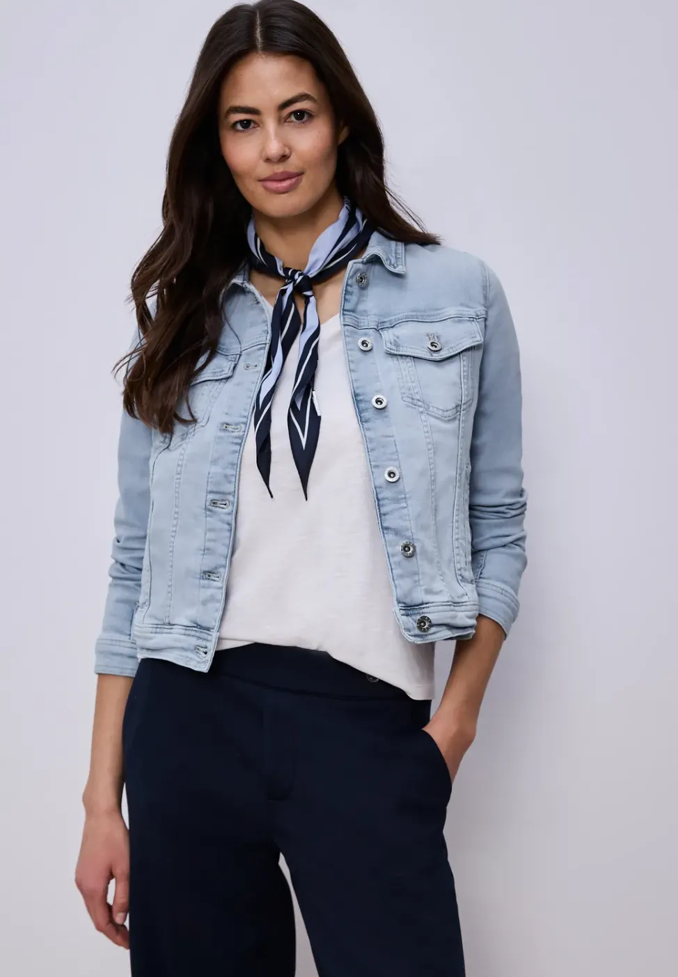 Veste en jean avec poches poitrine et boutons