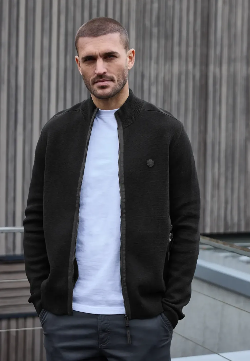Veste en tricot avec col montant