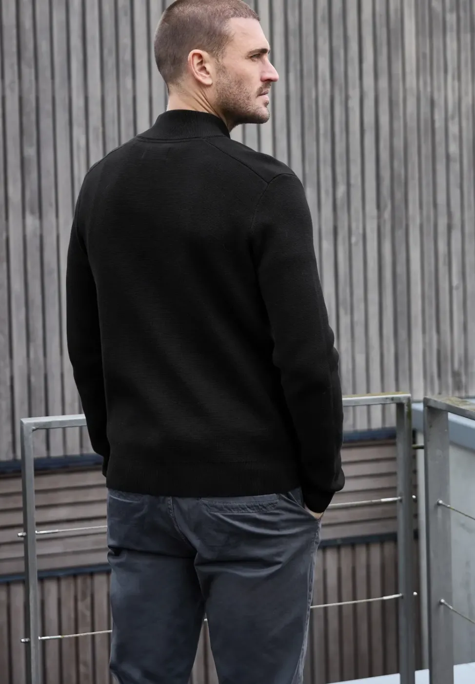 Veste en tricot avec col montant