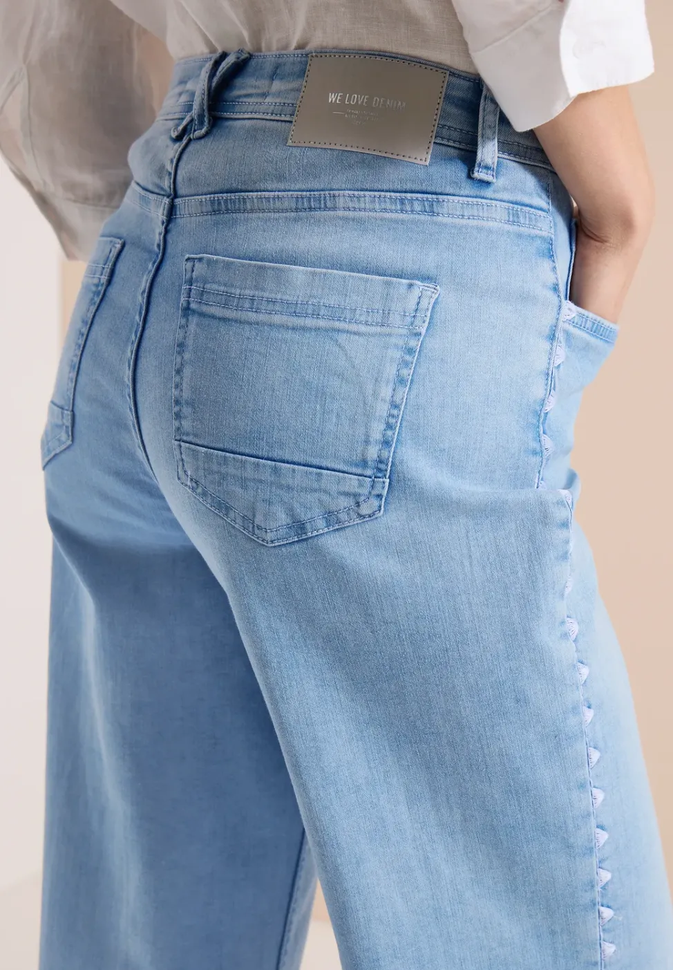 Wide Legs Jeans avec détail de broderie